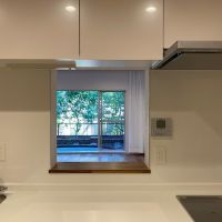 鎌倉市腰越五丁目の売買物件/キッチン│リビングやテラスの様子が眺められます