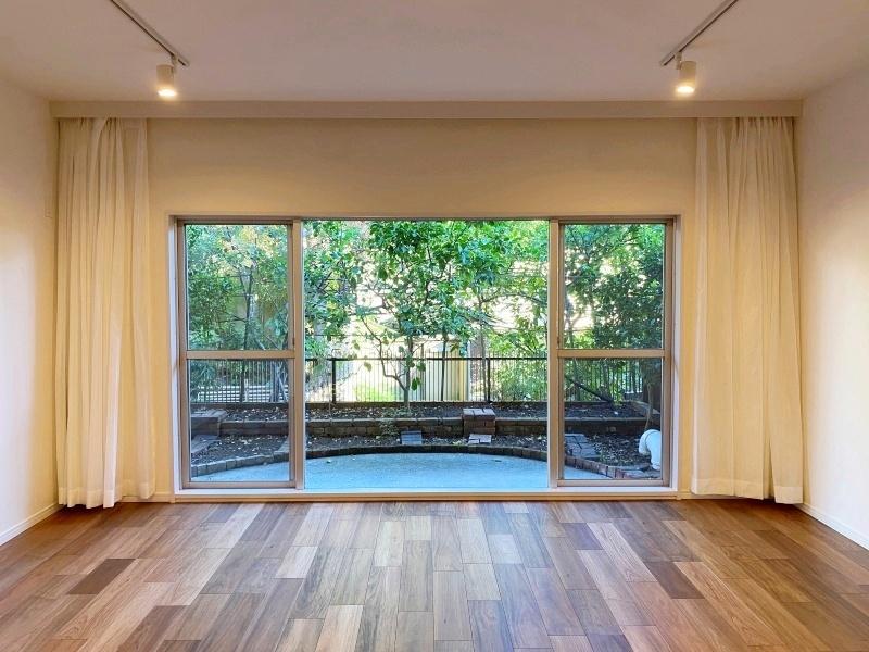 鎌倉市腰越五丁目の売買物件/LD約15帖│中央のフィックス窓が額縁のようにテラスと庭を切り取ってくれます。