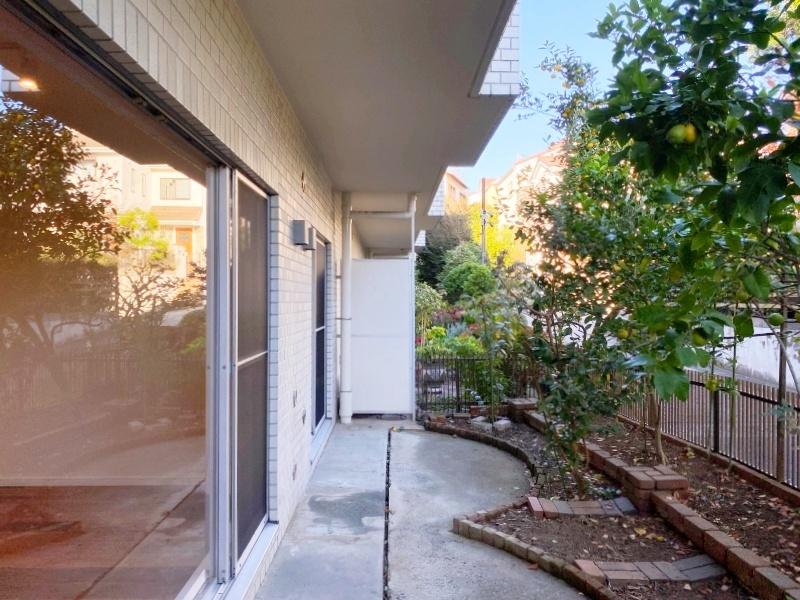 鎌倉市腰越五丁目の売買物件/テラスと専用庭│椅子とテーブルを置いて育てたハーブでお茶をしたり、読書をしたいな。