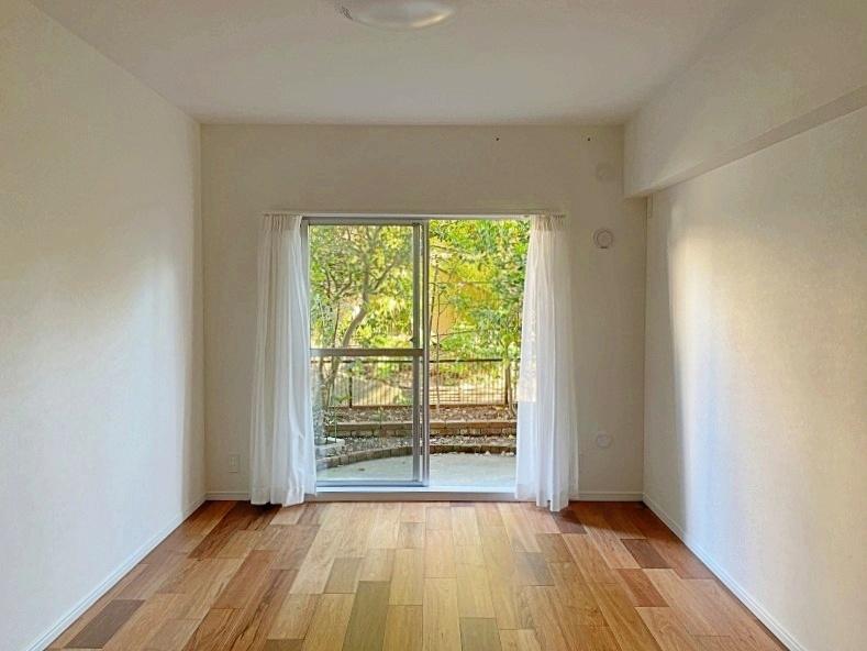 鎌倉市腰越五丁目の売買物件/洋室3│約7.4帖、テラスへ繋がる洋室です。