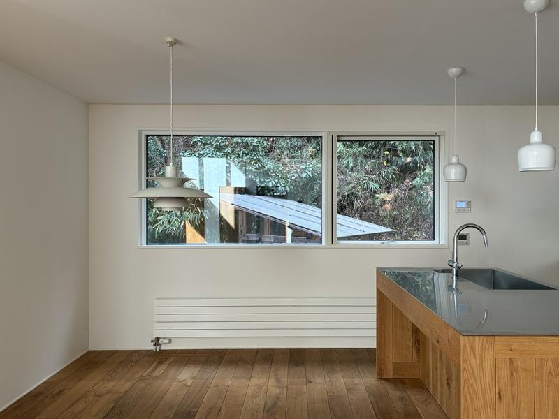 鎌倉市西御門一丁目の賃貸物件/椅子に腰かけると、ちょうど緑と視線が合うイメージです