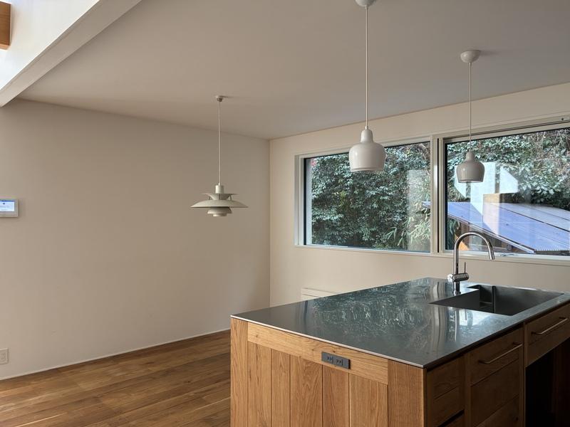 鎌倉市西御門一丁目の賃貸物件/ダイニング部分は、裏の山の緑を切り取ります