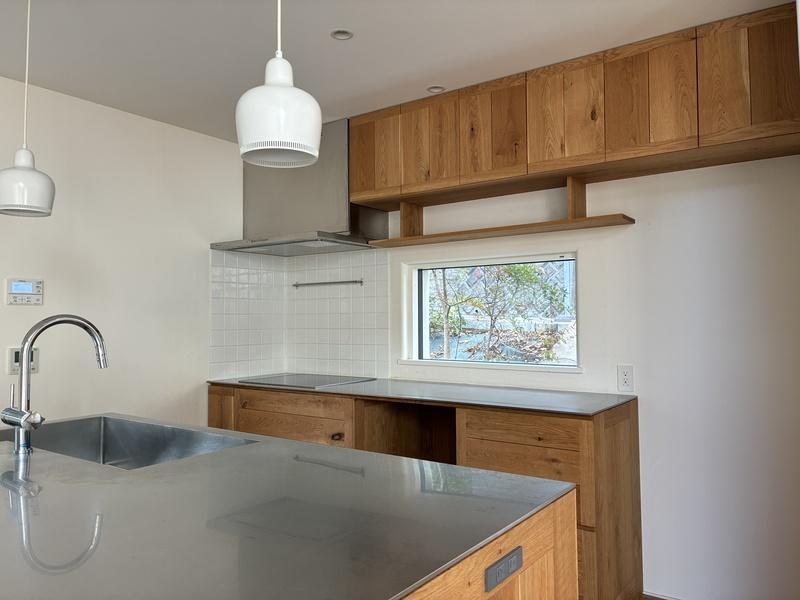 鎌倉市西御門一丁目の賃貸物件/キッチンにも窓が。調理の時間も開放的に楽しく