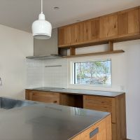 鎌倉市西御門一丁目の賃貸物件/キッチンにも窓が。調理の時間も開放的に楽しく