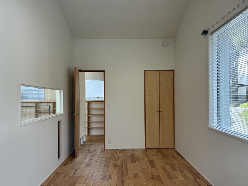 鎌倉市西御門一丁目の賃貸物件/2階の洋室。窓が大きく明るい印象