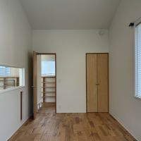 鎌倉市西御門一丁目の賃貸物件/2階の洋室。窓が大きく明るい印象