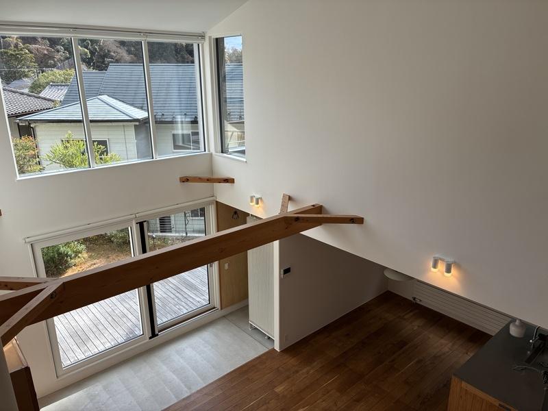 鎌倉市西御門一丁目の賃貸物件/2階から吹抜けを見下ろした様子。ハイサイドライトからは山の緑も見えます