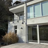 鎌倉市西御門一丁目の賃貸物件/冬の様子です。建物の外観（庭から見たところ）