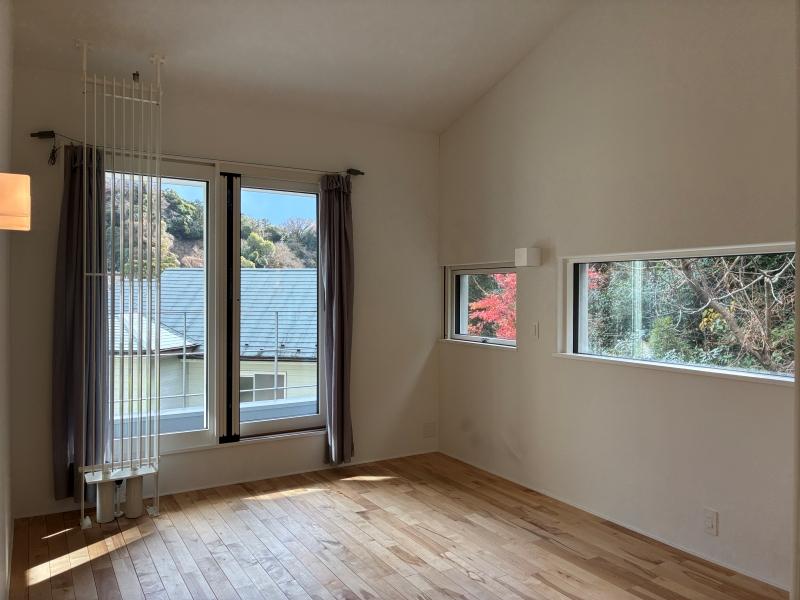 鎌倉市西御門一丁目の賃貸物件/2階の洋室。山側は、窓からちょうど紅葉も見えました