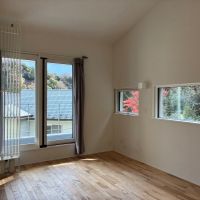 鎌倉市西御門一丁目の賃貸物件/2階の洋室。山側は、窓からちょうど紅葉も見えました