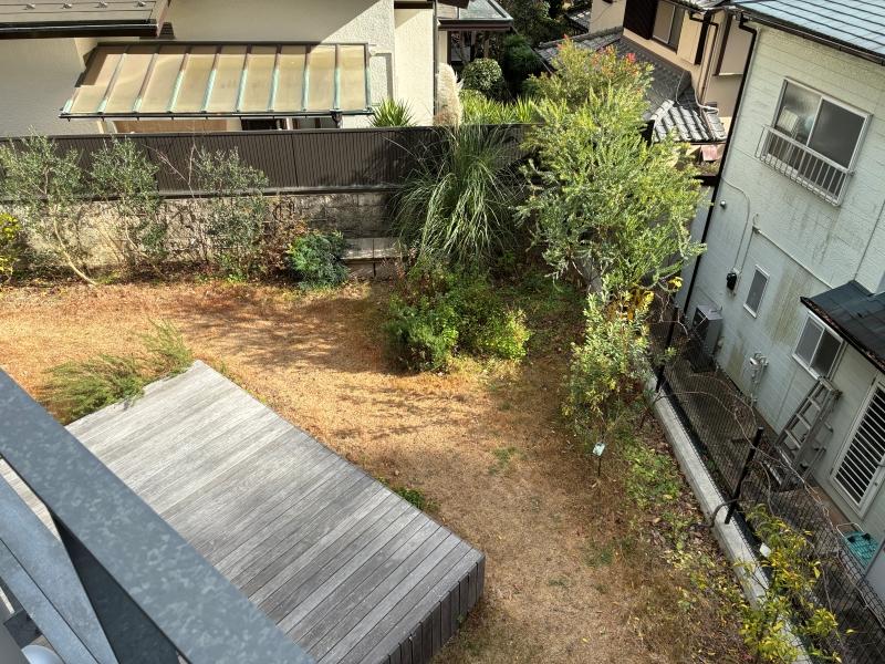 鎌倉市西御門一丁目の賃貸物件/庭を見下ろしてみます