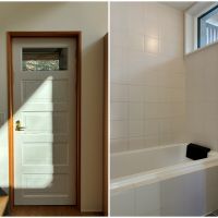 鎌倉市西御門一丁目の賃貸物件/脱衣所のドアはアンティーク。味わいが増しています｜浴室はタイル貼り