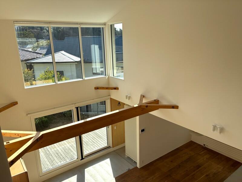 鎌倉市西御門一丁目の賃貸物件/2階から吹抜けを見下ろした様子。ハイサイドライトからは山の緑も見えます