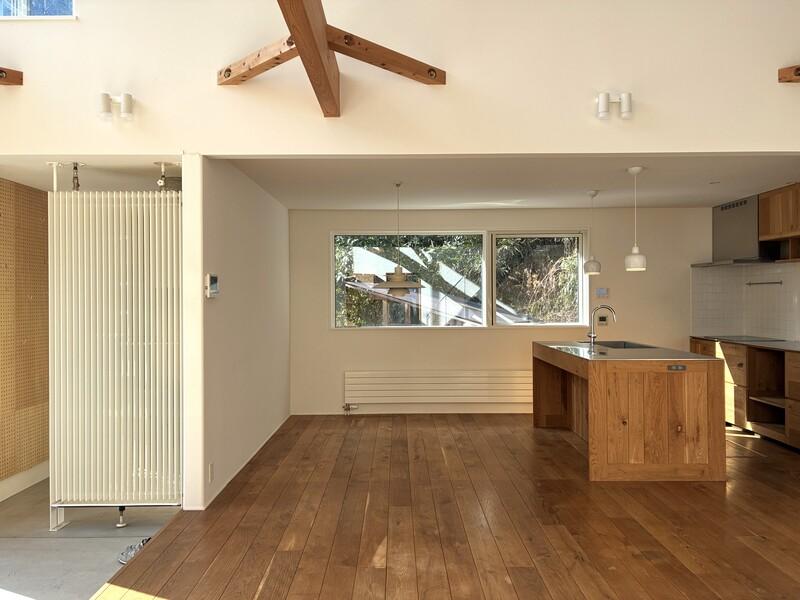 鎌倉市西御門一丁目の賃貸物件/LDK。奥のダイニング部分はあえて天井を低くしています