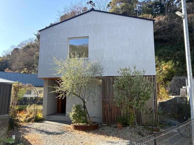 鎌倉市西御門一丁目の賃貸物件/裏の山と、空の青に調和する外観です