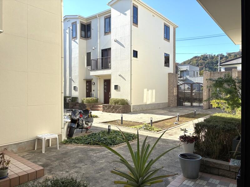 逗子市新宿二丁目の売買物件/玄関を出てすぐのところ