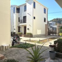 逗子市新宿二丁目の売買物件/玄関を出てすぐのところ