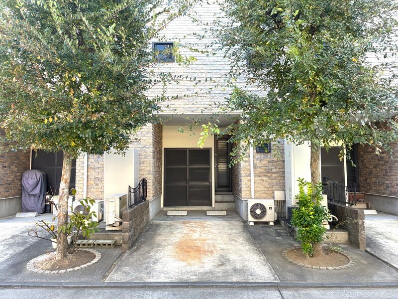 逗子市新宿二丁目の売買物件/専用駐車スペースがあります。みなさん、割と自由に使っている印象