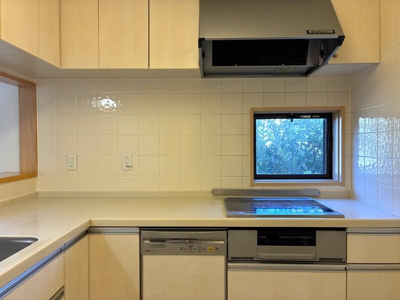 逗子市新宿二丁目の売買物件/キッチンはL字型で少し籠る感じです