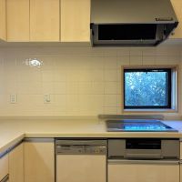 逗子市新宿二丁目の売買物件/キッチンはL字型で少し籠る感じです