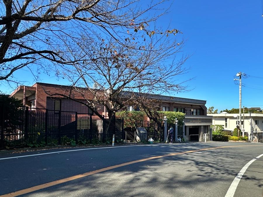 鎌倉市鎌倉山三丁目の賃貸物件/外観｜前面道路からはあまり目立たないので通り過ぎてしまうかもしれません