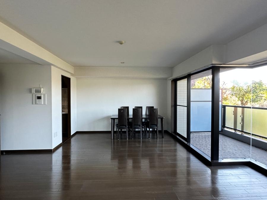 鎌倉市鎌倉山三丁目の賃貸物件/リビング｜約20.9帖の広さをもつリビングダイニング。家具のレイアウトもしやすいです