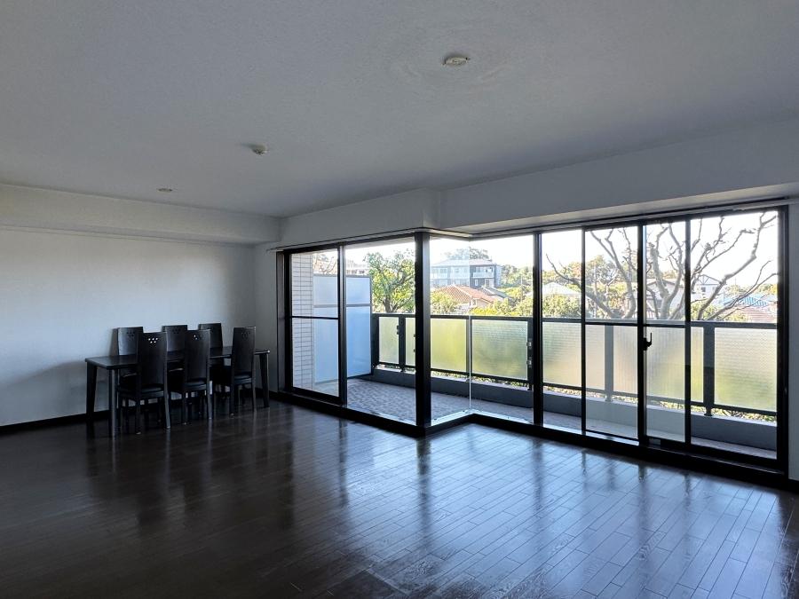 鎌倉市鎌倉山三丁目の賃貸物件/リビング｜西向きいっぱいの窓