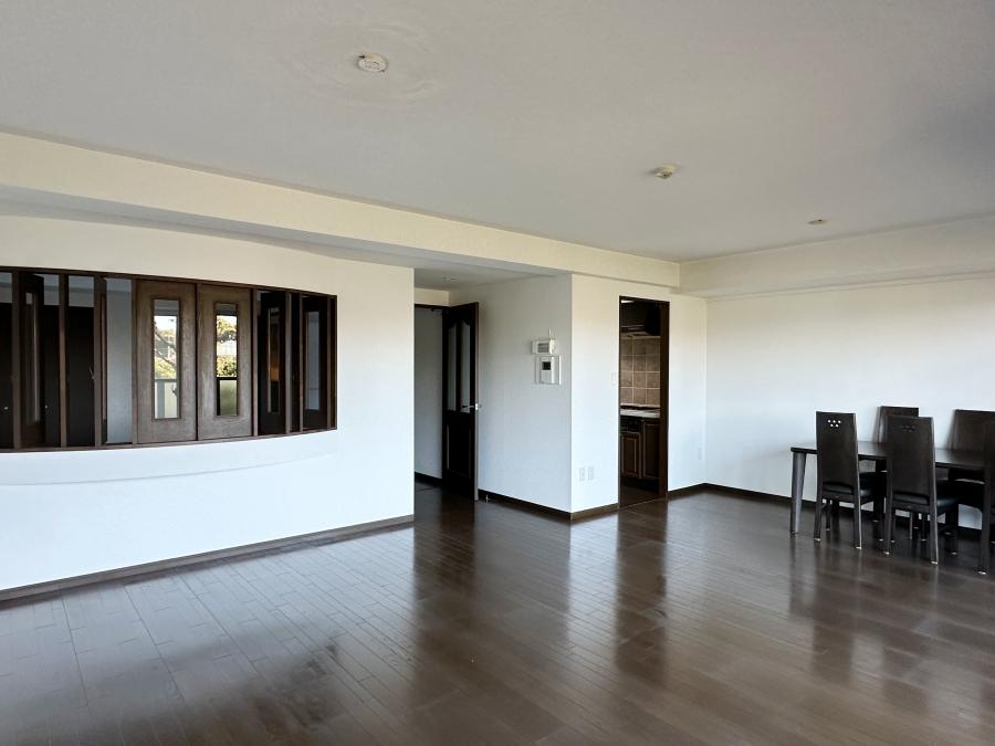 鎌倉市鎌倉山三丁目の賃貸物件/リビング｜真ん中右がキッチンの入り口。左は洋室と繋がっている室内窓