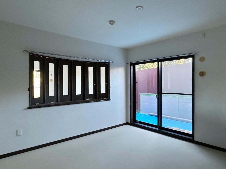 鎌倉市鎌倉山三丁目の賃貸物件/洋室｜リビングの間にある窓少しカーブを描いています