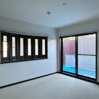 鎌倉市鎌倉山三丁目の賃貸物件/洋室｜リビングの間にある窓少しカーブを描いています