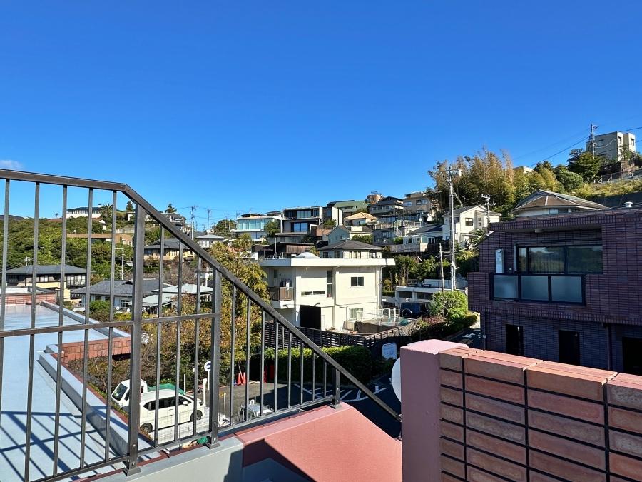 鎌倉市鎌倉山三丁目の賃貸物件/共有部から鎌倉山側を見る｜なだらかな斜面に個性的な家が立ち並んでいます