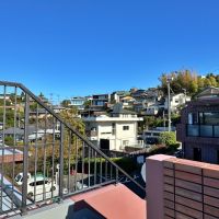 鎌倉市鎌倉山三丁目の賃貸物件/共有部から鎌倉山側を見る｜なだらかな斜面に個性的な家が立ち並んでいます