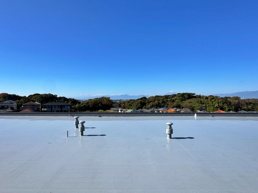 鎌倉市鎌倉山三丁目の賃貸物件/共有部からの眺望｜雪化粧をした富士山と伊豆半島の山と丹沢山地