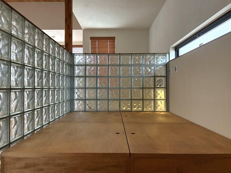 藤沢市鵠沼海岸五丁目の賃貸物件/ベッドスペースは、ガラスブロックで腰の高さくらいまで囲われています