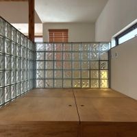 藤沢市鵠沼海岸五丁目の賃貸物件/ベッドスペースは、ガラスブロックで腰の高さくらいまで囲われています