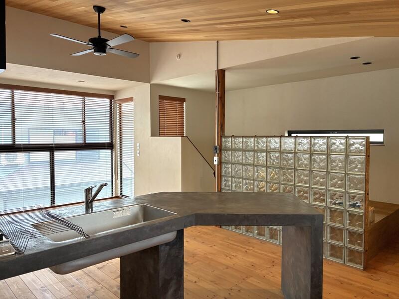 藤沢市鵠沼海岸五丁目の賃貸物件/キッチンからベッドスペースの方を見てみます