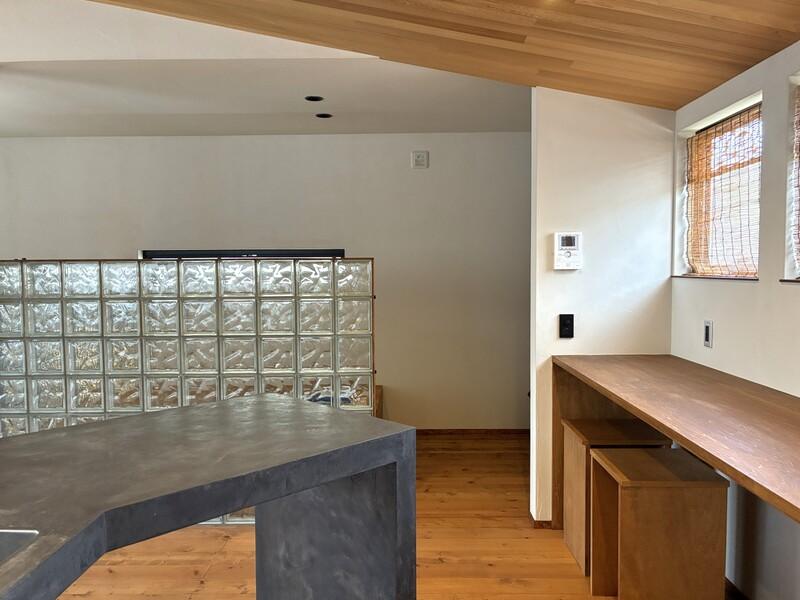 藤沢市鵠沼海岸五丁目の賃貸物件/キッチンの背面には、造り付けのカウンターもあります