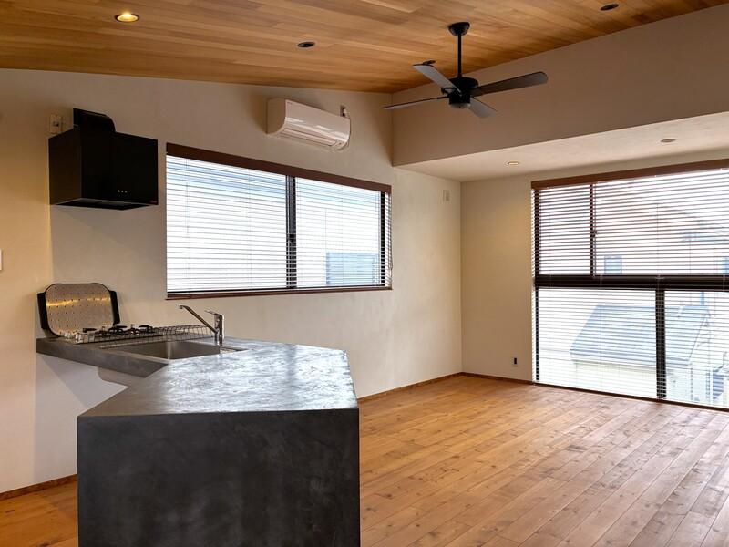 藤沢市鵠沼海岸五丁目の賃貸物件/キッチンの端から窓の方向を見ます