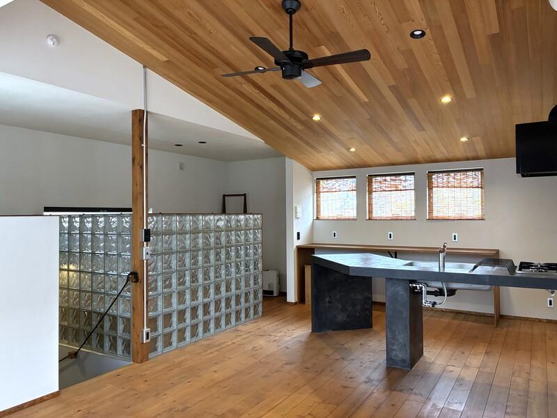 藤沢市鵠沼海岸五丁目の賃貸物件/2階の居室部分。木の質感が美しい内装です