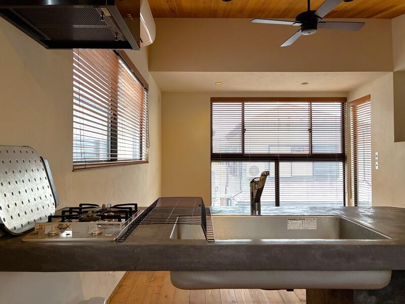 藤沢市鵠沼海岸五丁目の賃貸物件/キッチン。ガスコンロ2口で作業スペースもあり