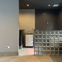 藤沢市鵠沼海岸五丁目の賃貸物件/この向こうがトイレや浴槽です。壁はほぼなし