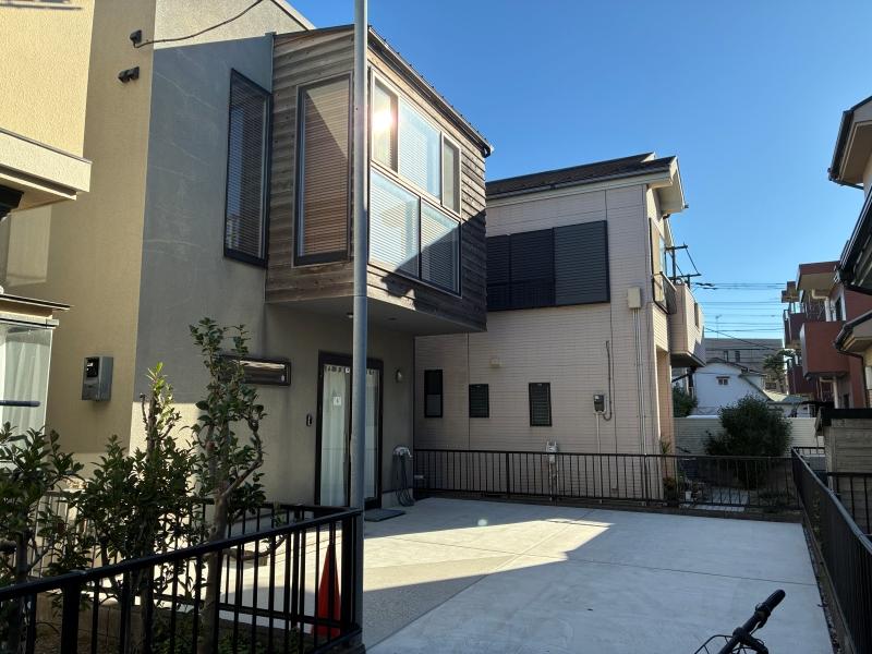 藤沢市鵠沼海岸五丁目の賃貸物件/建物の外観。手前の部分が駐車スペースです