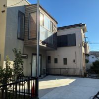 藤沢市鵠沼海岸五丁目の賃貸物件/建物の外観。手前の部分が駐車スペースです