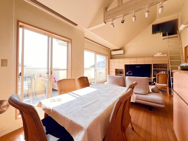 葉山町堀内の売買物件/窓の外には多くの人を魅了してきた景色が広がります（写真は全てオーナー様提供）