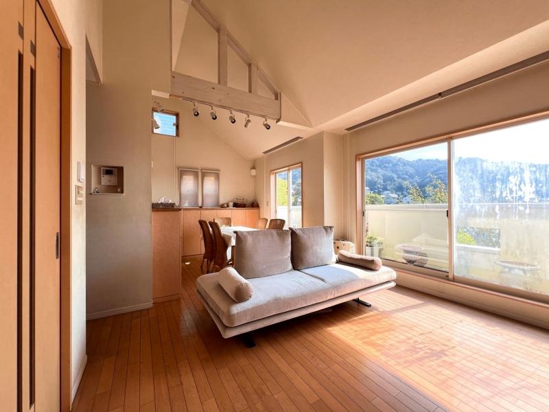 葉山町堀内の売買物件/2階 LDK｜角度のついた勾配天井は迫力があります