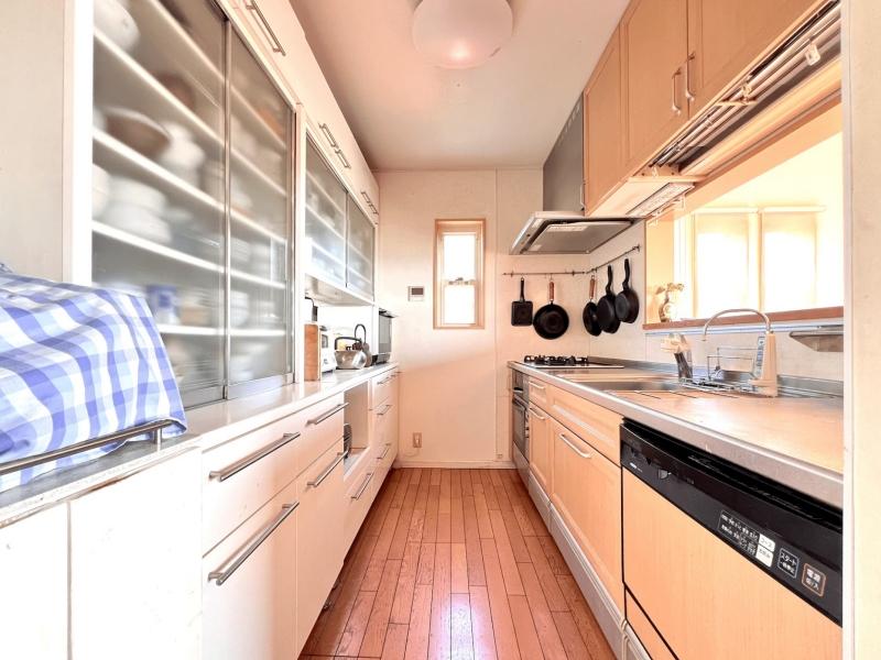 葉山町堀内の売買物件/2階 キッチン｜奥行きたっぷりですが、リビング側の小窓からの光で明るい雰囲気