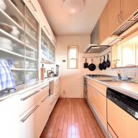 葉山町堀内の売買物件/2階 キッチン｜奥行きたっぷりですが、リビング側の小窓からの光で明るい雰囲気