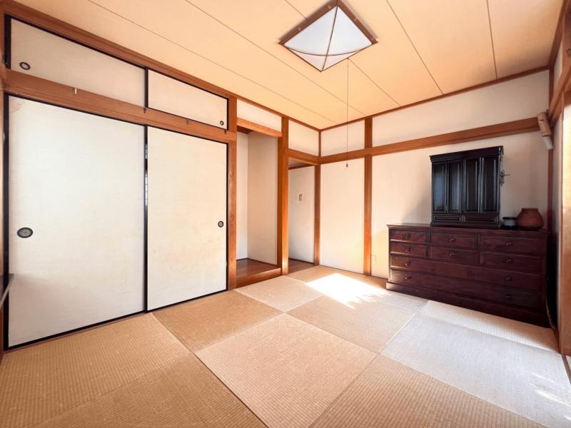 葉山町堀内の売買物件/1階 和室｜縁なしの半帖畳は、古めかしくなりがちな和室の雰囲気をモダンにしてくれます