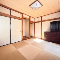 葉山町堀内の売買物件/1階 和室｜縁なしの半帖畳は、古めかしくなりがちな和室の雰囲気をモダンにしてくれます