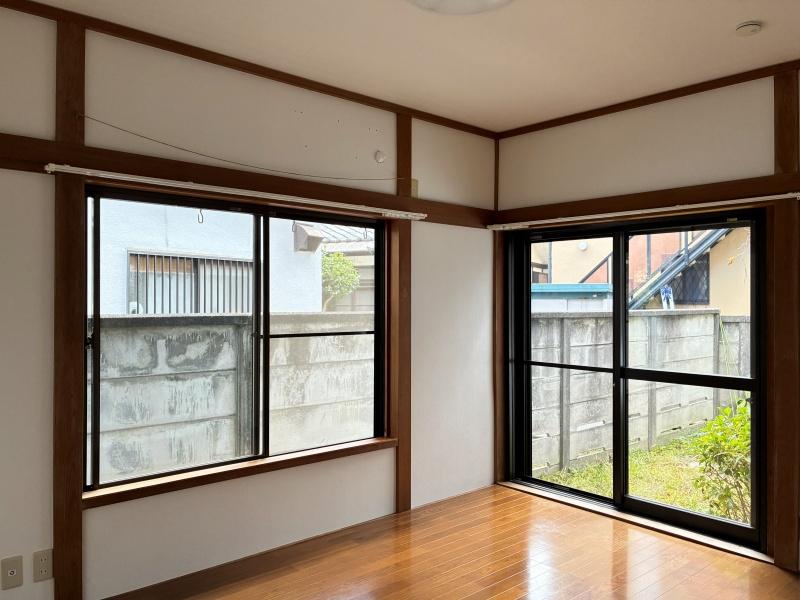 鎌倉市稲村ガ崎四丁目の賃貸物件/【1階洋室】こちらも窓が大きい